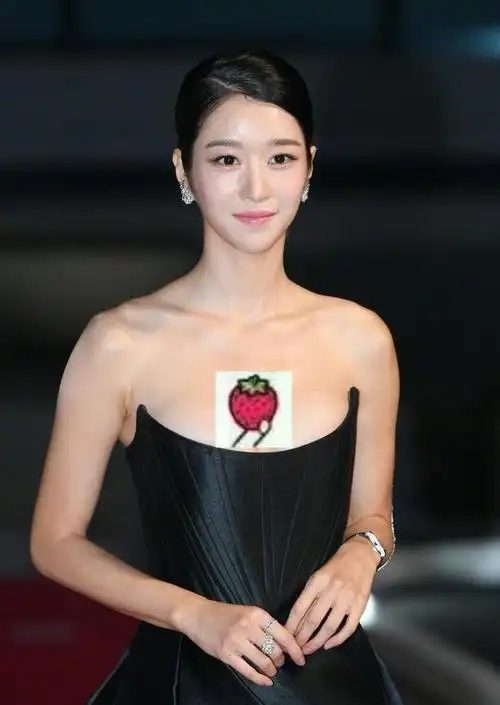 徐睿知穿开衩裙出镜裙子简单大气却险些下滑边走边上抬略尴尬