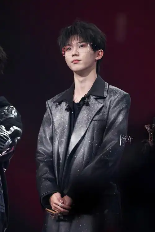 05 马嘉祺-我们的歌5>马嘉祺照片马嘉祺风衣@时代少年团队长-马嘉祺