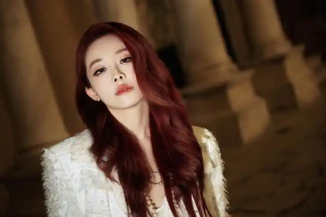 喻言镂空蕾丝白西装既帅气又性感,红色大波浪 白色西装一整个被姐姐