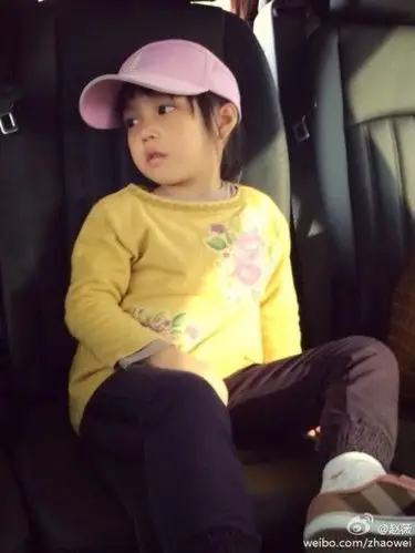 赵薇分享小四月恬静美照粉丝排队喊岳母