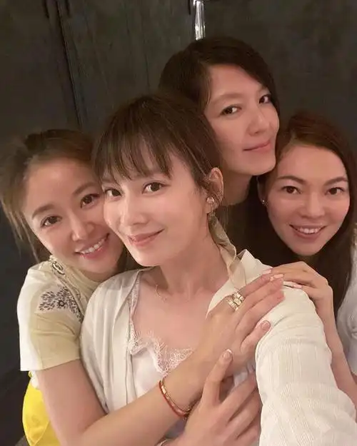 霍建华林心如合体秀恩爱后林心如与闺蜜再聚故意晒出大钻戒很抢镜