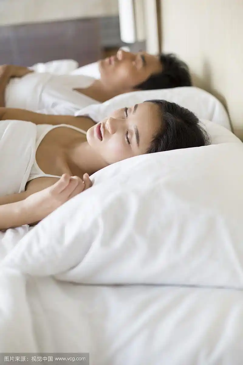 年轻夫妻在床上睡觉