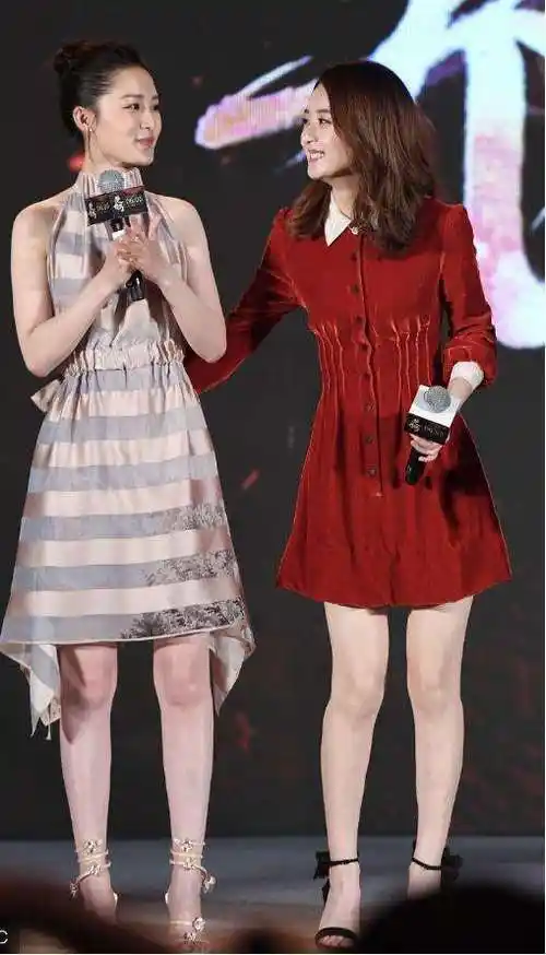 李沁气质清丽跟人合影都没输过早年却输给了蒋梦婕