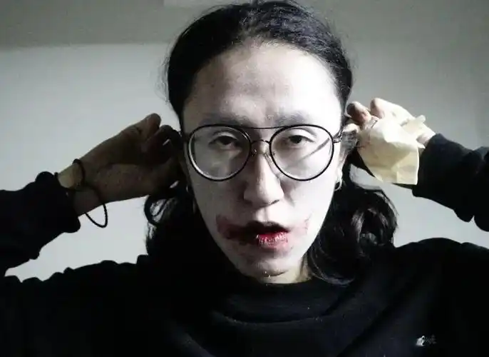 一米八七的大高个儿配上一张生人勿近的"死妈脸",永远黑灰色系的穿搭