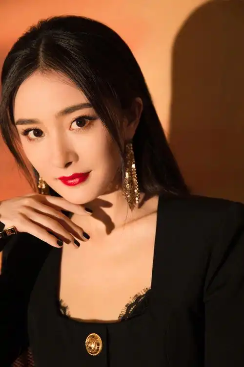 杨幂红唇黑裙优雅性感写真