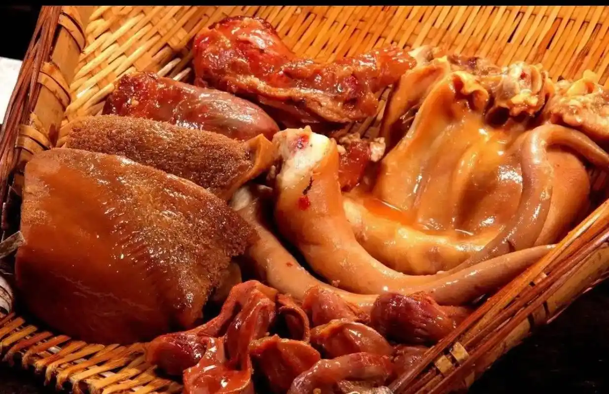 四川耙耳朵卤菜.川卤享的是热情,现卤品的是初心.食材新鲜,现 - 抖音