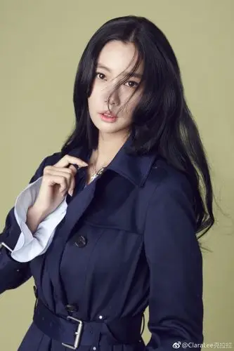 李成敏九宫格风衣上身充斥着春天的味道,迷惑的双眼电力十足