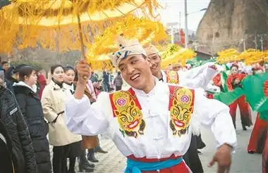 2月27日,陕西延川县秧歌队来到梁家河村,与该村秧歌队共同迎接即降浇