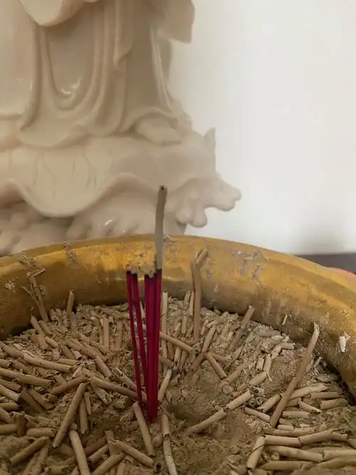 烧香拜佛烧到最后左边的一根香灰不掉什么意思