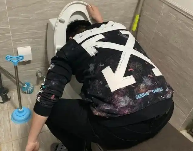 郭麒麟喝醉酒趴马桶狂吐,岳云鹏一脸坏笑,这个举动却很暖心