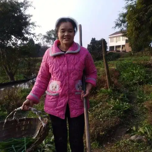 三姐妹回家给弟弟过生,妈做了一桌好吃的,我们长大了爸妈却老了