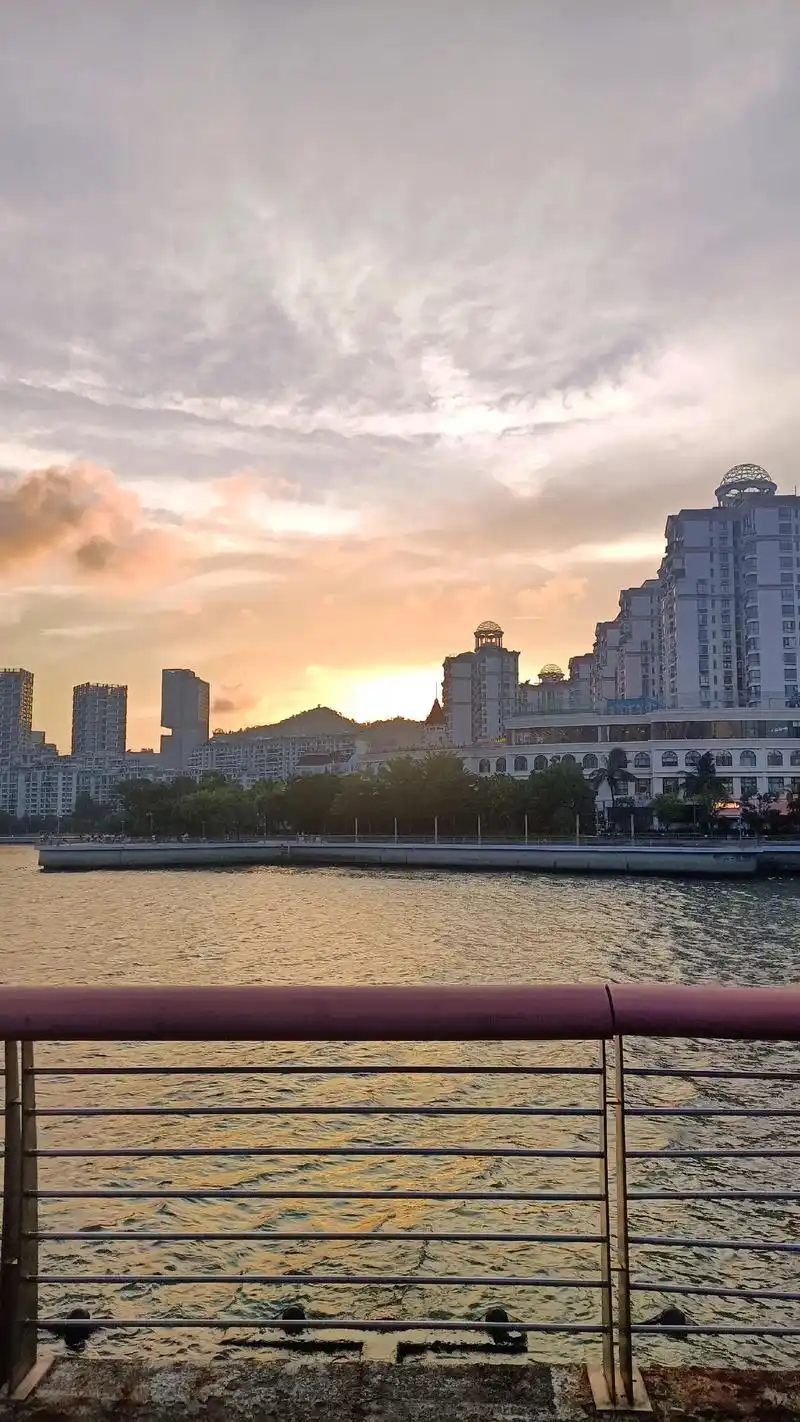 深圳蛇口码头,只有看海的时候有片刻的安静.#海边日落 #深圳 - 抖音