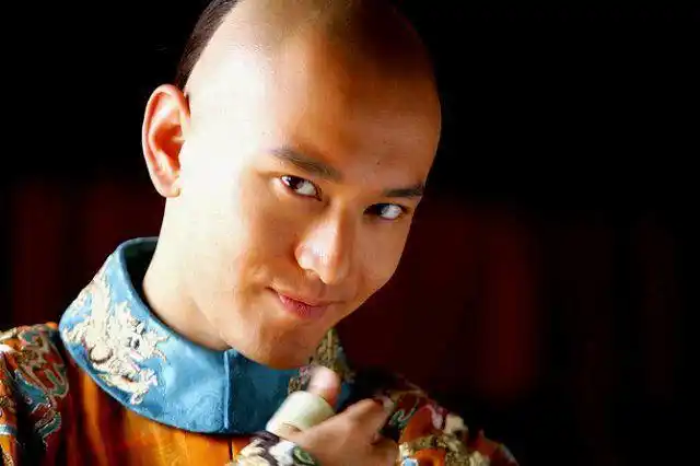 第五版韦小宝:黄晓明版基本上就是最帅气韦小宝了,在今年之前也被认定