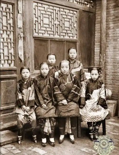 清末民初中国老照片:武者手持大刀,女子吸鸦片迷迷糊糊躺在床上