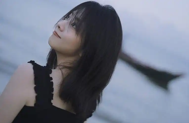 谭松韵晒听海九宫格 嘟嘴卖萌对镜微笑元气满满