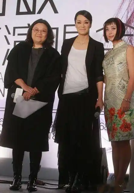 毛阿敏同框洪晃,身高高10cm却输得彻底,果然才女气场明星比不了_黑色