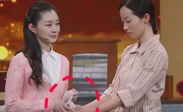 比起宋轶,韩雪面对世俗似乎更加不愿妥协,所以当她看到宋轶落泪的时候