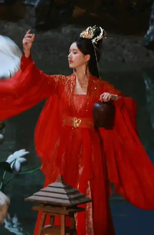 赵露思神隐红衣路透氛围感#赵露思的红衣古装造型太有氛围感涟缮