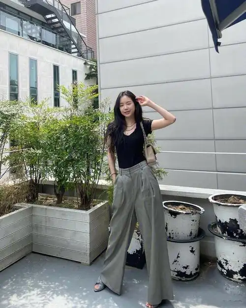 孙娜恩简约成熟穿搭显气质