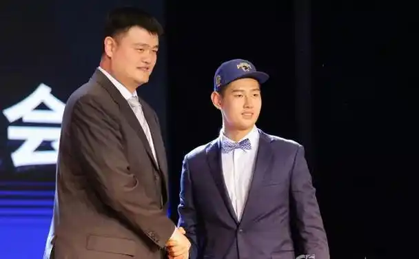 去年休赛期北京队和李慕豪和平分手,后者重新回到老东家深圳,内线突然