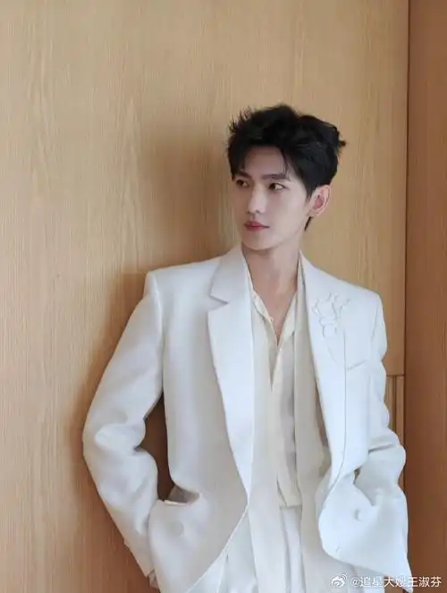 一笑如阳光般明媚,穿搭帅气又充满朝气,仿佛治愈了所有的疲惫,这样的