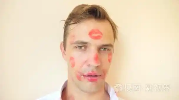 4k慢动作上的口红印勒芒衣领一名年轻男子的画像他整个的脸上布满痕迹