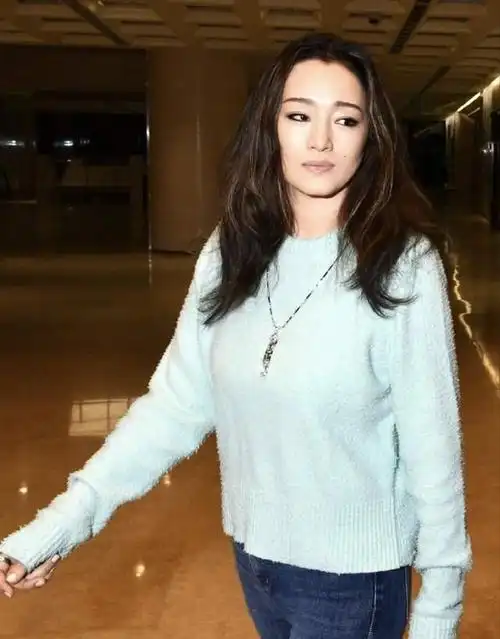 56岁巩俐近照曝光身材凹凸有致发量惊人状态好全因明星光环