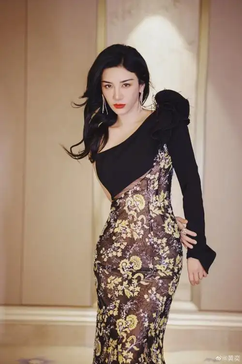 黄奕穿刺绣裙勾勒完美曲线抹红唇气场全开3