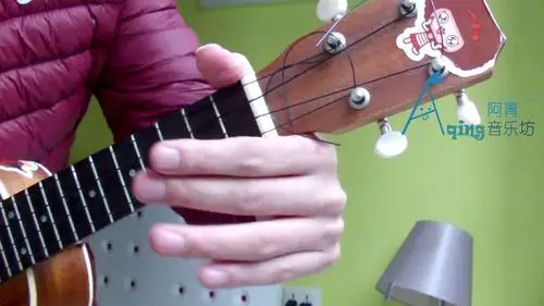 尤克里里左手怎么握琴啊,琴颈是要靠在虎口上吗?