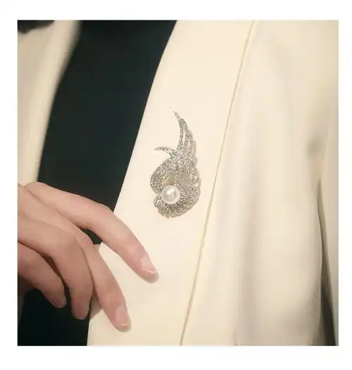 品牌高档奢华胸针女可爱日系小香风气质花朵别针精致简约秋冬西服配饰