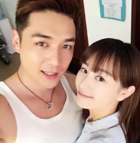 【图】张檬男友霍政谚当街热吻 求抱安慰男友全满足