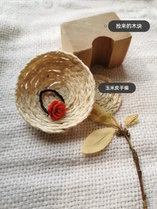 手编的玉米皮小筐,压制的植物与干花,捡来的木块儿……#玉米皮手工