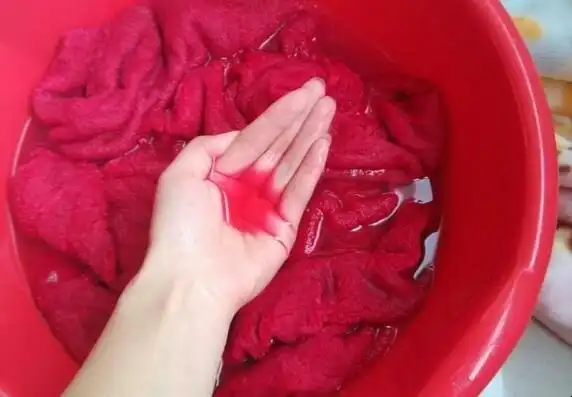 新买的衣服,第一次洗就褪色,并且后面褪色原来越严重,那么新衣服掉色