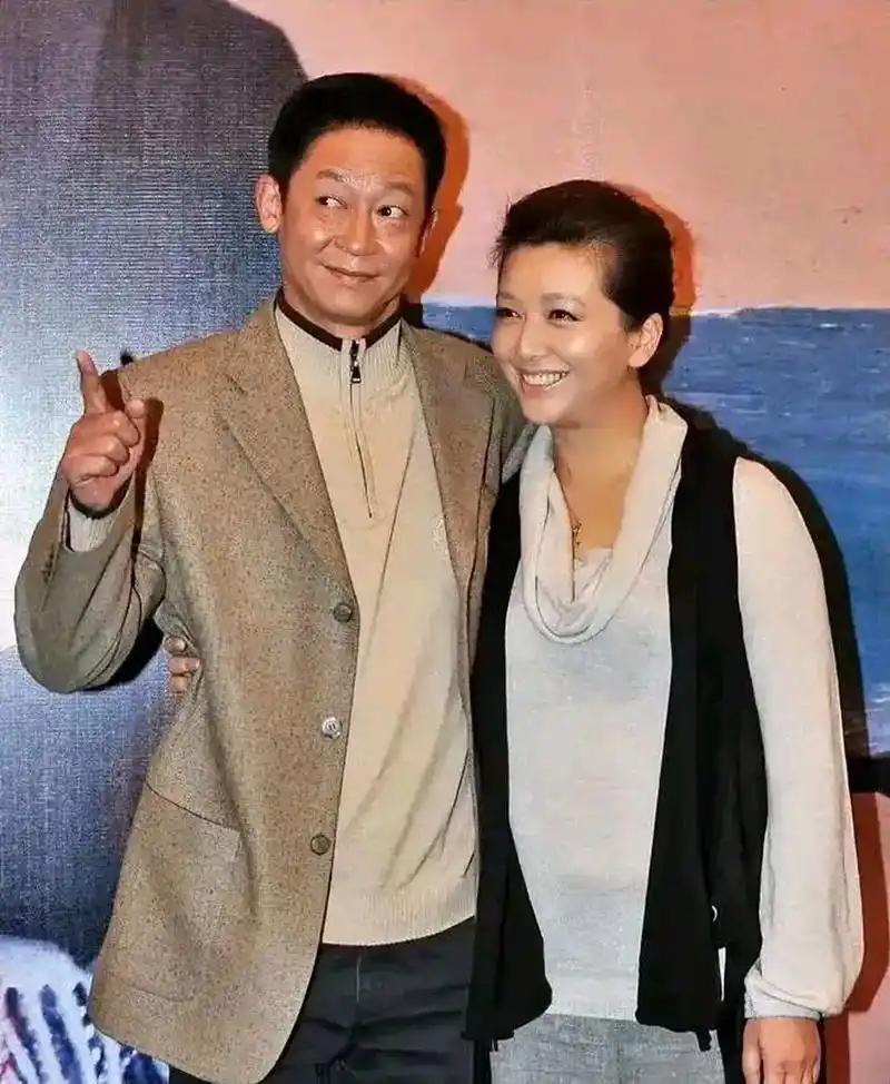 57岁的王志文出生上海,1m79的身高,虽说长的算不上标致,但气质独特