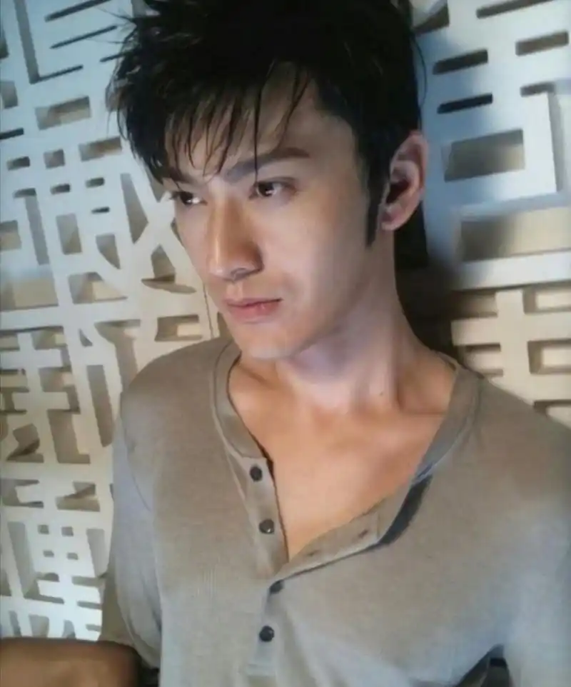 最近黄晓明的早期旧照又被挖出来了,两种颜值差距太大不像一个人,所以