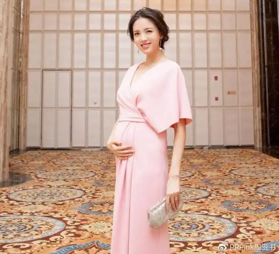 张梓琳晒二胎孕晚期照,四肢仍纤细气色好,却称体重不好控制