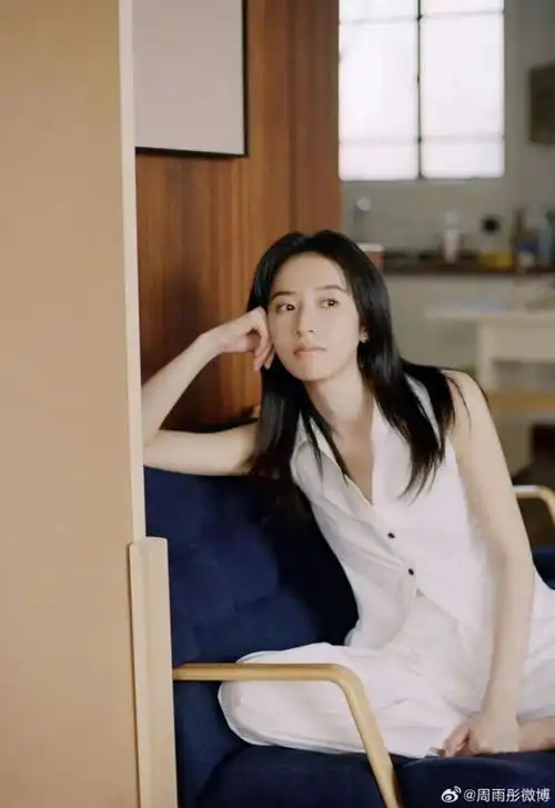 周雨彤爱穿的白色系穿搭,是什么"降温神器"?