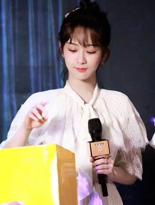 杨紫喜迎28岁生日,李现借机晒甜蜜合照,两人同框亲蜜感十足_连衣裙