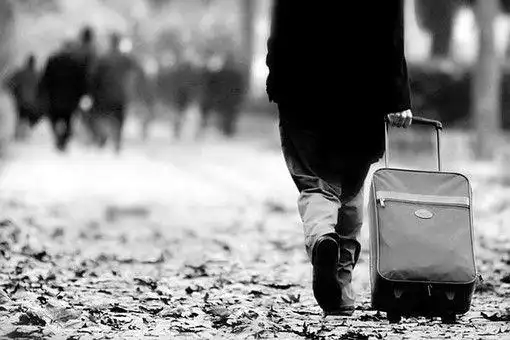 无论过多久 我依然无法忘记你的眉眼你的笑 还有你不转身的决绝背影