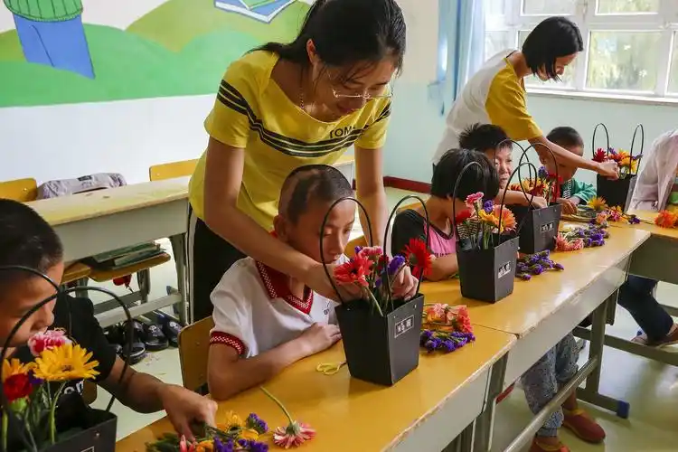 告白花店原龙华经理到儿童康复中心为残障儿童上了一堂生动的花艺课
