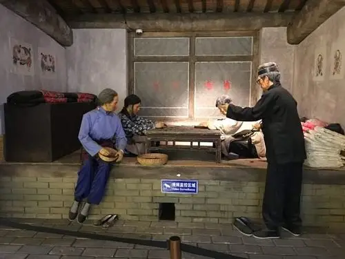 这是战国时期贫穷家里的场景.