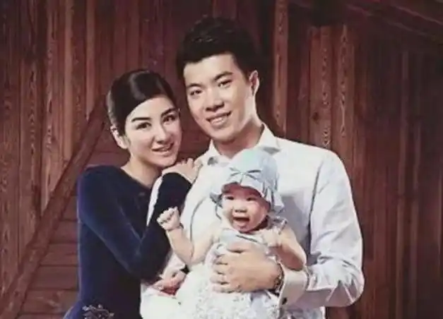 黄毅清黄奕爱情故事曝光友人介绍认识未婚先孕为孩子领证