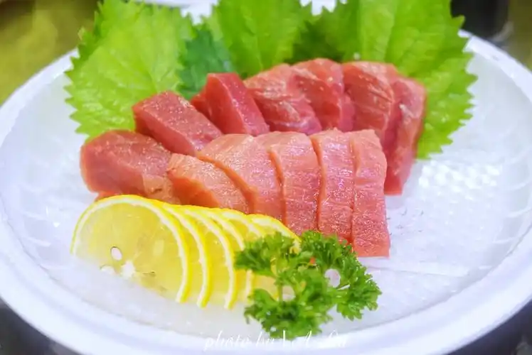 海鲜批发市场里吃海鲜140斤的蓝鳍金枪鱼现场切片太壮观