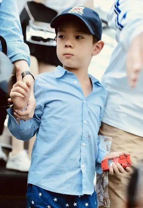 霍思燕接儿子放学时被拍,嗯哼长大了,更帅了_杜江_小孩子_不知道