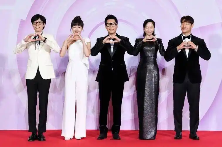 宋智孝紧身亮片裙超「腰瘦」,与金钟国红毯对看「小互动」甜甜的_刘在