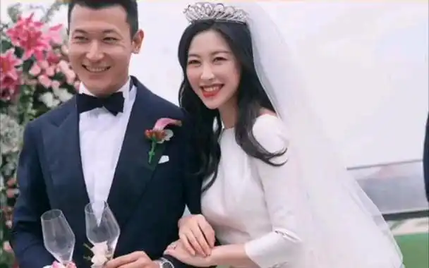 朱珠的婚礼,如夏季的烟花绽放,成为娱乐圈一场引人注目的盛大庆典.