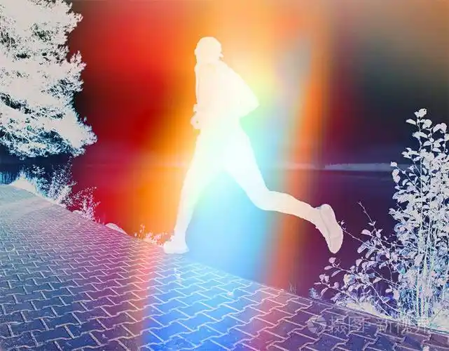 抽象过过滤. 在海滨海滩上跑步的人. 夕阳西下的人剪影,背景是太阳