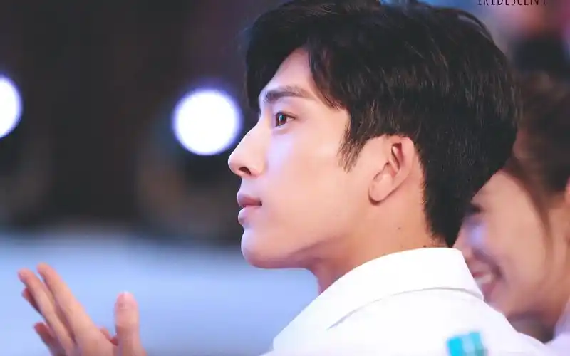 井柏然巴黎掠影井柏然演绎时装男士8月刊明星