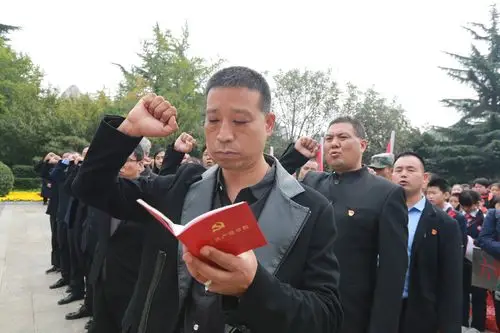 举起右拳,庄严宣誓  重温入党誓词