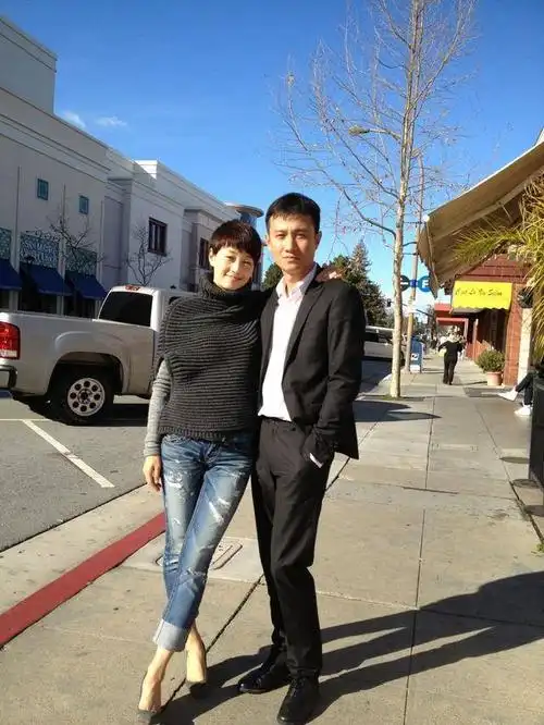 文章马伊琍合照当街接吻,比以前更加腻歪了